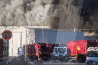 NEWS - Roms Müll steht in Flammen: Abfallanlage brennt lichterloh