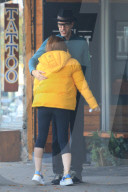EXKLUSIV - Isla Fisher und Sacha Baron umarmen sich in Studio City