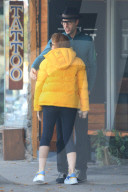 EXKLUSIV - Isla Fisher und Sacha Baron umarmen sich in Studio City