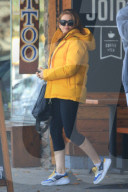 EXKLUSIV - Isla Fisher und Sacha Baron umarmen sich in Studio City