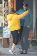 EXKLUSIV - Isla Fisher und Sacha Baron umarmen sich in Studio City