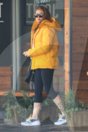 EXKLUSIV - Isla Fisher und Sacha Baron umarmen sich in Studio City
