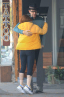 EXKLUSIV - Isla Fisher und Sacha Baron umarmen sich in Studio City