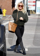 PEOPLE - Hilary Duff mit Tochter Banks beim Shoppen in Los Angeles