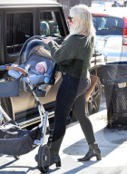PEOPLE - Hilary Duff mit Tochter Banks beim Shoppen in Los Angeles
