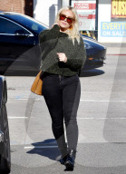 PEOPLE - Hilary Duff mit Tochter Banks beim Shoppen in Los Angeles