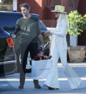 PEOPLE - Laeticia Hallyday mit Emmanuel Philibert de Savoie beim Einkaufen in Brentwood