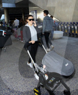 EXKLUSIV - Eva Longoria mit Baby Santiago am Flughafen von LA