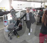 EXKLUSIV - Eva Longoria mit Baby Santiago am Flughafen von LA