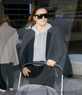 EXKLUSIV - Eva Longoria mit Baby Santiago am Flughafen von LA