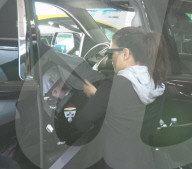 EXKLUSIV - Eva Longoria mit Baby Santiago am Flughafen von LA