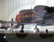 EXKLUSIV - Justin Bieber und Hailey Baldwin steigen in einen Privatjet und beten 