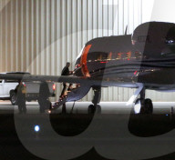 EXKLUSIV - Justin Bieber und Hailey Baldwin steigen in einen Privatjet und beten 