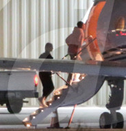EXKLUSIV - Justin Bieber und Hailey Baldwin steigen in einen Privatjet und beten 