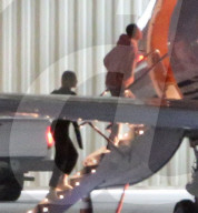 EXKLUSIV - Justin Bieber und Hailey Baldwin steigen in einen Privatjet und beten 