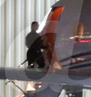 EXKLUSIV - Justin Bieber und Hailey Baldwin steigen in einen Privatjet und beten 