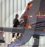 EXKLUSIV - Justin Bieber und Hailey Baldwin steigen in einen Privatjet und beten 