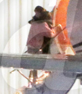 EXKLUSIV - Justin Bieber und Hailey Baldwin steigen in einen Privatjet und beten 