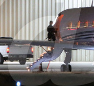 EXKLUSIV - Justin Bieber und Hailey Baldwin steigen in einen Privatjet und beten 