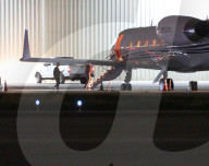 EXKLUSIV - Justin Bieber und Hailey Baldwin steigen in einen Privatjet und beten 