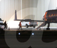 EXKLUSIV - Justin Bieber und Hailey Baldwin steigen in einen Privatjet und beten 