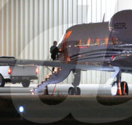 EXKLUSIV - Justin Bieber und Hailey Baldwin steigen in einen Privatjet und beten 