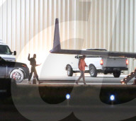 EXKLUSIV - Justin Bieber und Hailey Baldwin steigen in einen Privatjet und beten 
