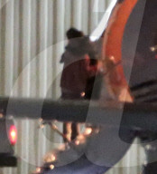 EXKLUSIV - Justin Bieber und Hailey Baldwin steigen in einen Privatjet und beten 