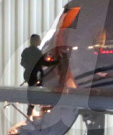 EXKLUSIV - Justin Bieber und Hailey Baldwin steigen in einen Privatjet und beten 