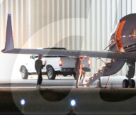 EXKLUSIV - Justin Bieber und Hailey Baldwin steigen in einen Privatjet und beten 