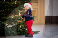 EXKLUSIV - In Weihnachtlicher Stimmung: Carl Philip mit seinem Sohn Alexander im Palast in Stockholm