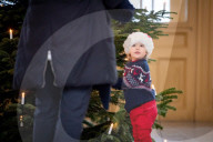 EXKLUSIV - In Weihnachtlicher Stimmung: Carl Philip mit seinem Sohn Alexander im Palast in Stockholm