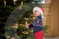 EXKLUSIV - In Weihnachtlicher Stimmung: Carl Philip mit seinem Sohn Alexander im Palast in Stockholm
