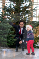 EXKLUSIV - In Weihnachtlicher Stimmung: Carl Philip mit seinem Sohn Alexander im Palast in Stockholm