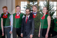 EXKLUSIV - In Weihnachtlicher Stimmung: Carl Philip mit seinem Sohn Alexander im Palast in Stockholm