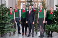 EXKLUSIV - In Weihnachtlicher Stimmung: Carl Philip mit seinem Sohn Alexander im Palast in Stockholm