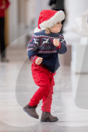 EXKLUSIV - In Weihnachtlicher Stimmung: Carl Philip mit seinem Sohn Alexander im Palast in Stockholm