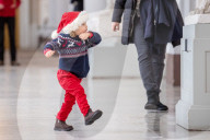 EXKLUSIV - In Weihnachtlicher Stimmung: Carl Philip mit seinem Sohn Alexander im Palast in Stockholm