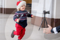 EXKLUSIV - In Weihnachtlicher Stimmung: Carl Philip mit seinem Sohn Alexander im Palast in Stockholm