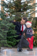 EXKLUSIV - In Weihnachtlicher Stimmung: Carl Philip mit seinem Sohn Alexander im Palast in Stockholm