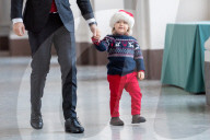 EXKLUSIV - In Weihnachtlicher Stimmung: Carl Philip mit seinem Sohn Alexander im Palast in Stockholm