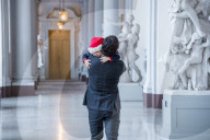 EXKLUSIV - In Weihnachtlicher Stimmung: Carl Philip mit seinem Sohn Alexander im Palast in Stockholm