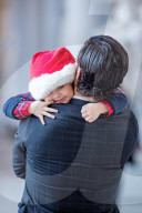 EXKLUSIV - In Weihnachtlicher Stimmung: Carl Philip mit seinem Sohn Alexander im Palast in Stockholm