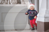 EXKLUSIV - In Weihnachtlicher Stimmung: Carl Philip mit seinem Sohn Alexander im Palast in Stockholm