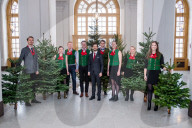 EXKLUSIV - In Weihnachtlicher Stimmung: Carl Philip mit seinem Sohn Alexander im Palast in Stockholm