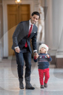 EXKLUSIV - In Weihnachtlicher Stimmung: Carl Philip mit seinem Sohn Alexander im Palast in Stockholm