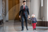 EXKLUSIV - In Weihnachtlicher Stimmung: Carl Philip mit seinem Sohn Alexander im Palast in Stockholm