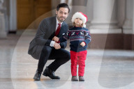EXKLUSIV - In Weihnachtlicher Stimmung: Carl Philip mit seinem Sohn Alexander im Palast in Stockholm