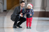 EXKLUSIV - In Weihnachtlicher Stimmung: Carl Philip mit seinem Sohn Alexander im Palast in Stockholm