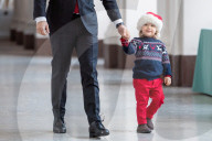 EXKLUSIV - In Weihnachtlicher Stimmung: Carl Philip mit seinem Sohn Alexander im Palast in Stockholm